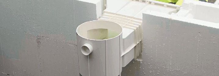 Skimmer wird in die ausgeschnittene Lücke am Styropor-Pool eingesetzt.